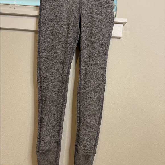 ALO Yoga Light Gray and Heather Gray Leggings - Picture 5 of 13